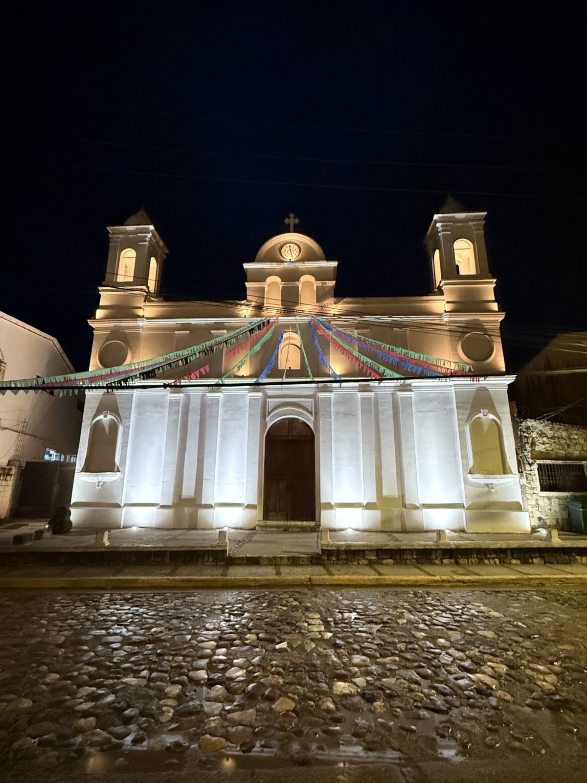 Osvětlený kostel na náměstí