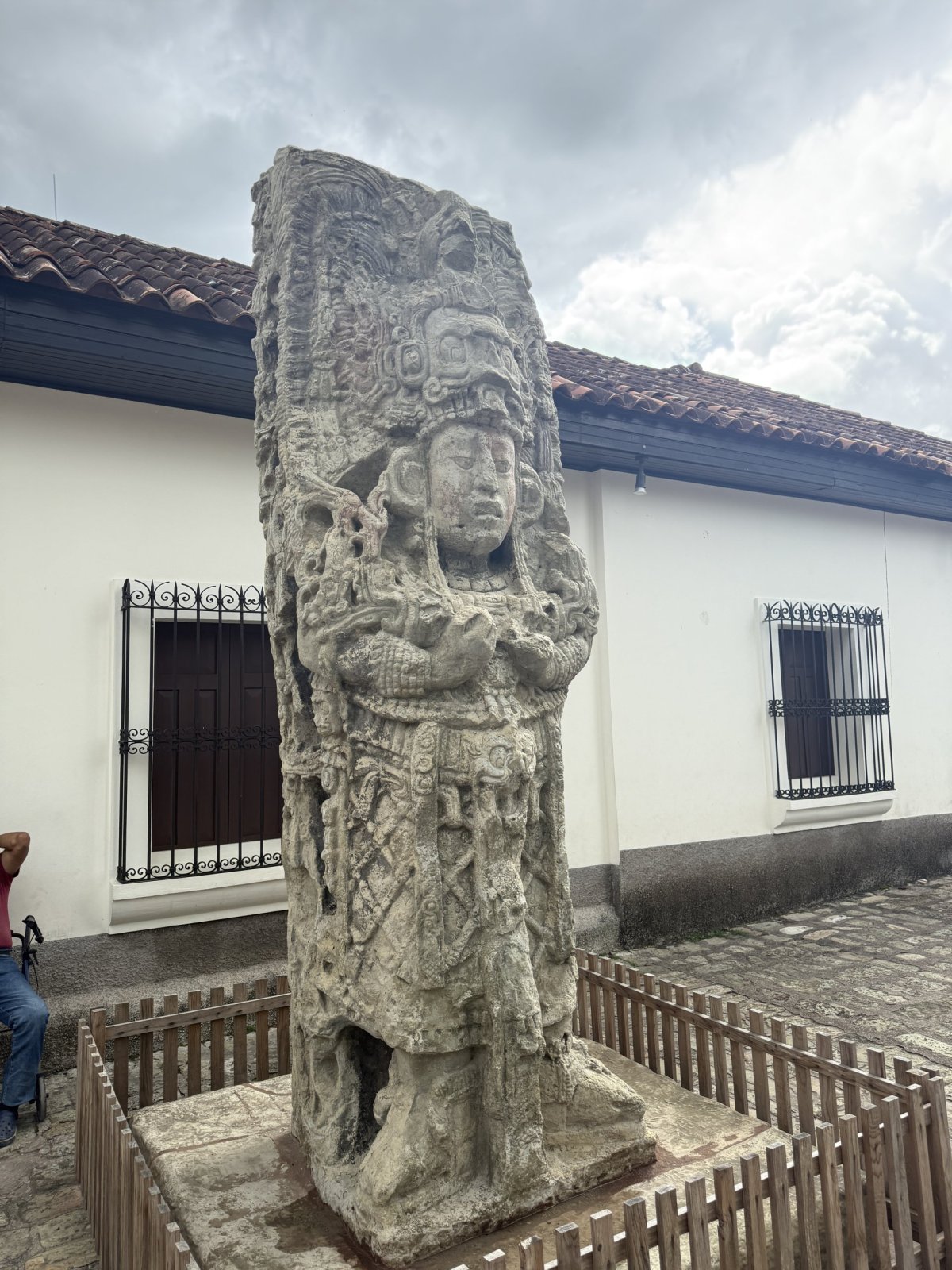 Tyto a menší sošky prodával pán v centru za 1 USD