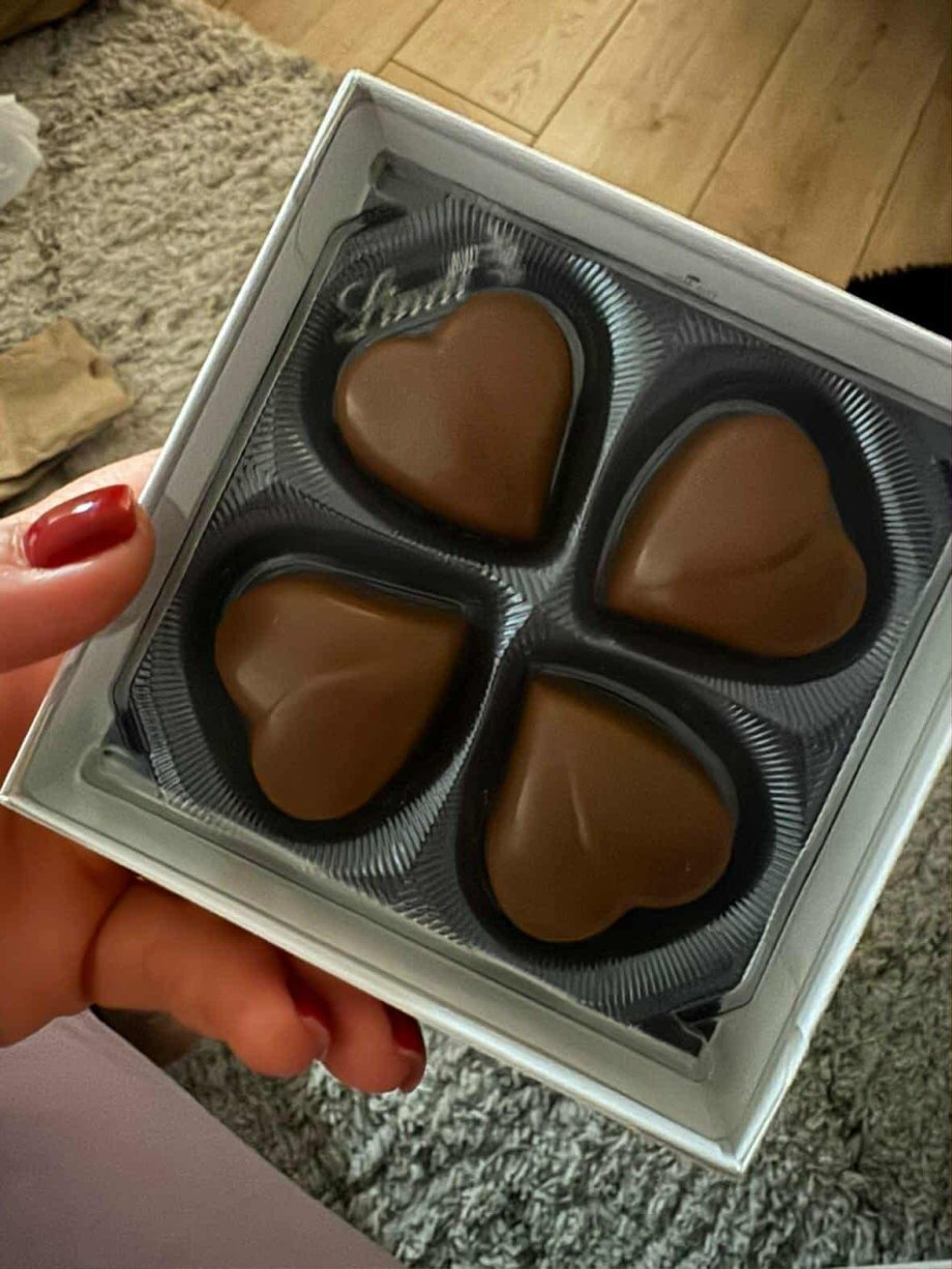 Otevřená krabička s čokoládou