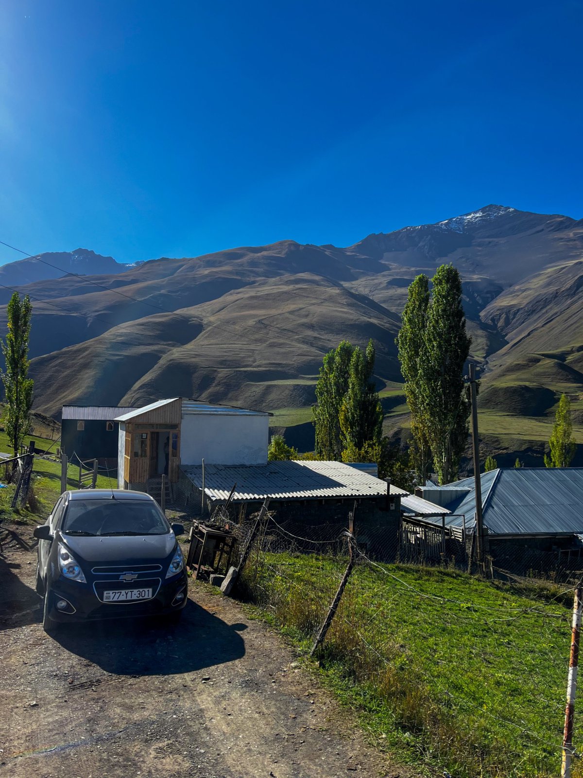 náš guesthouse, v pozadí vrcholek Xınalıq Dağı (3 713 m. n. m.)