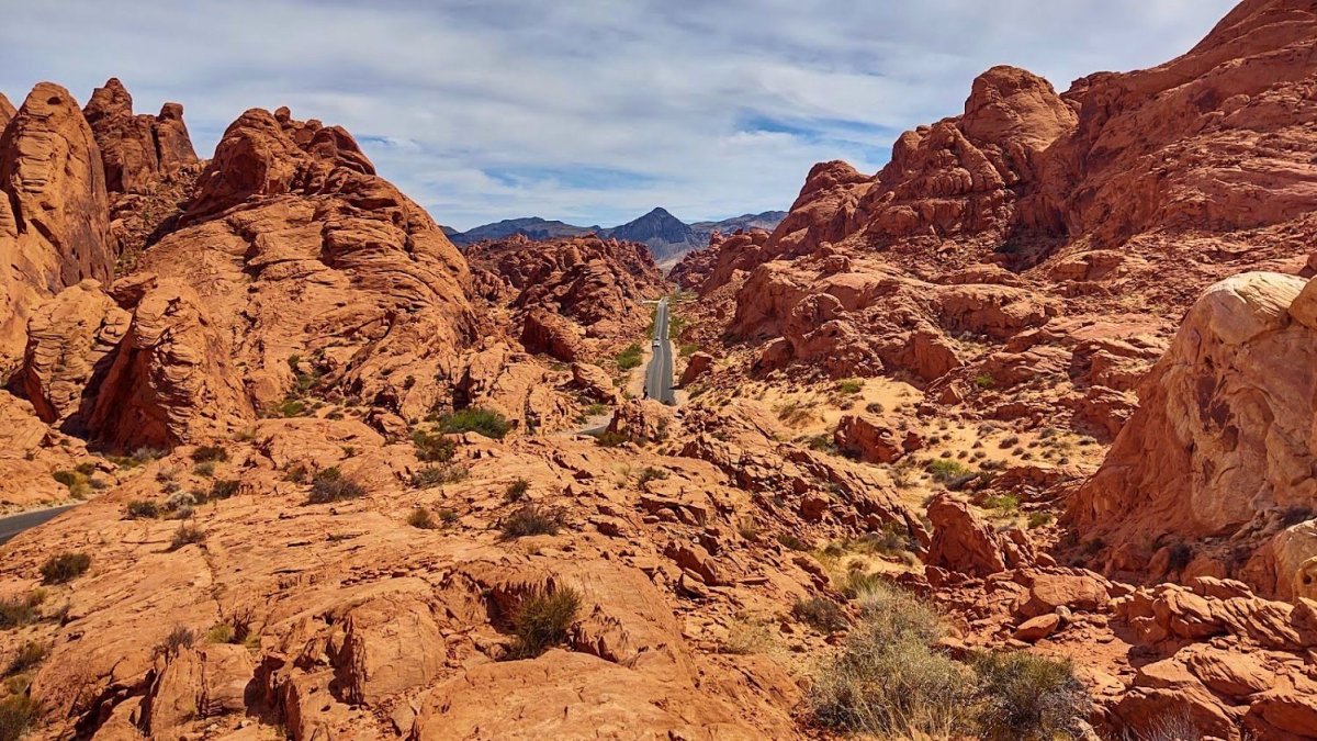 Hlavní příjezdová cesta do parku