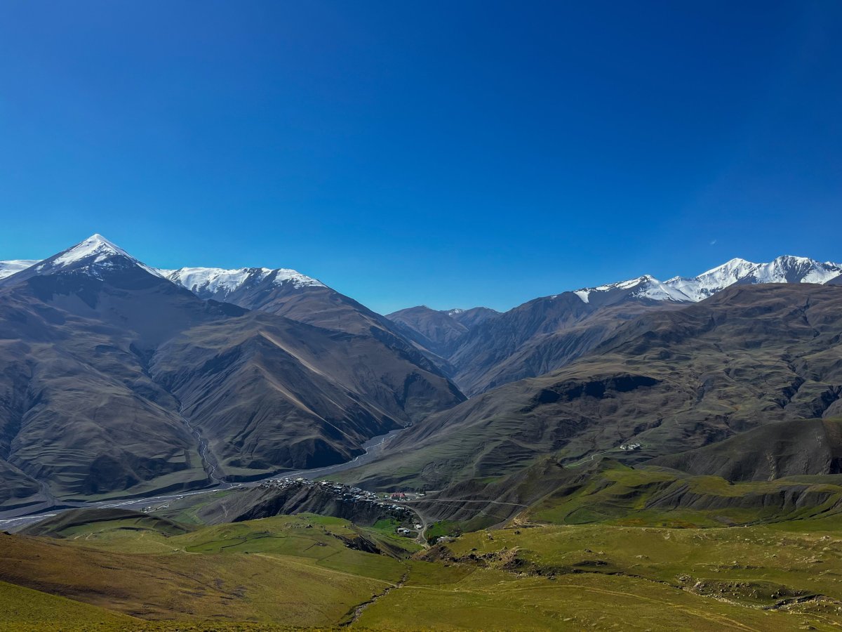 výhled do údolí a na vesnici Xinaliq