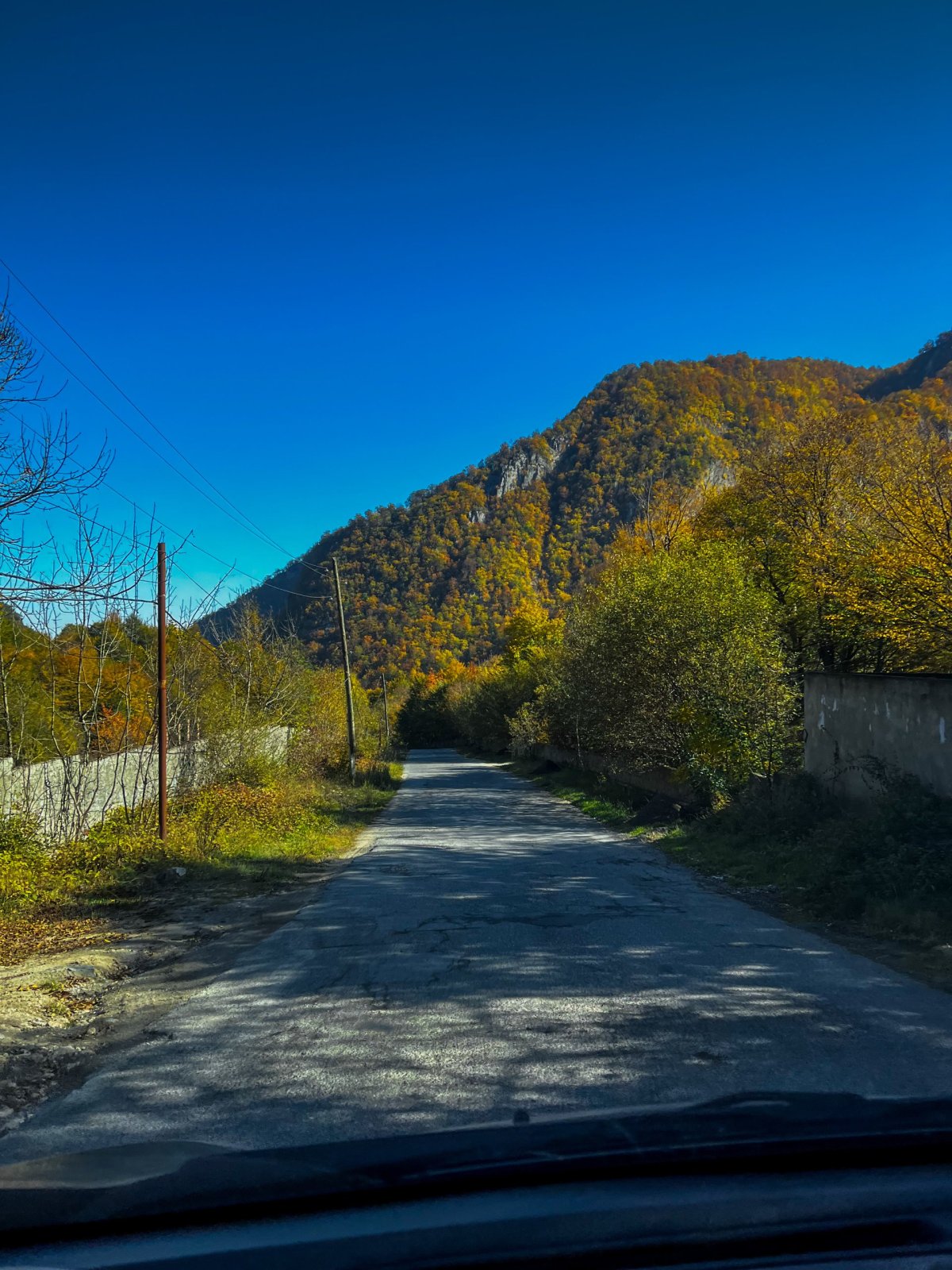 na pobřeží ještě léto, ale hory už zářily podzimními barvami
