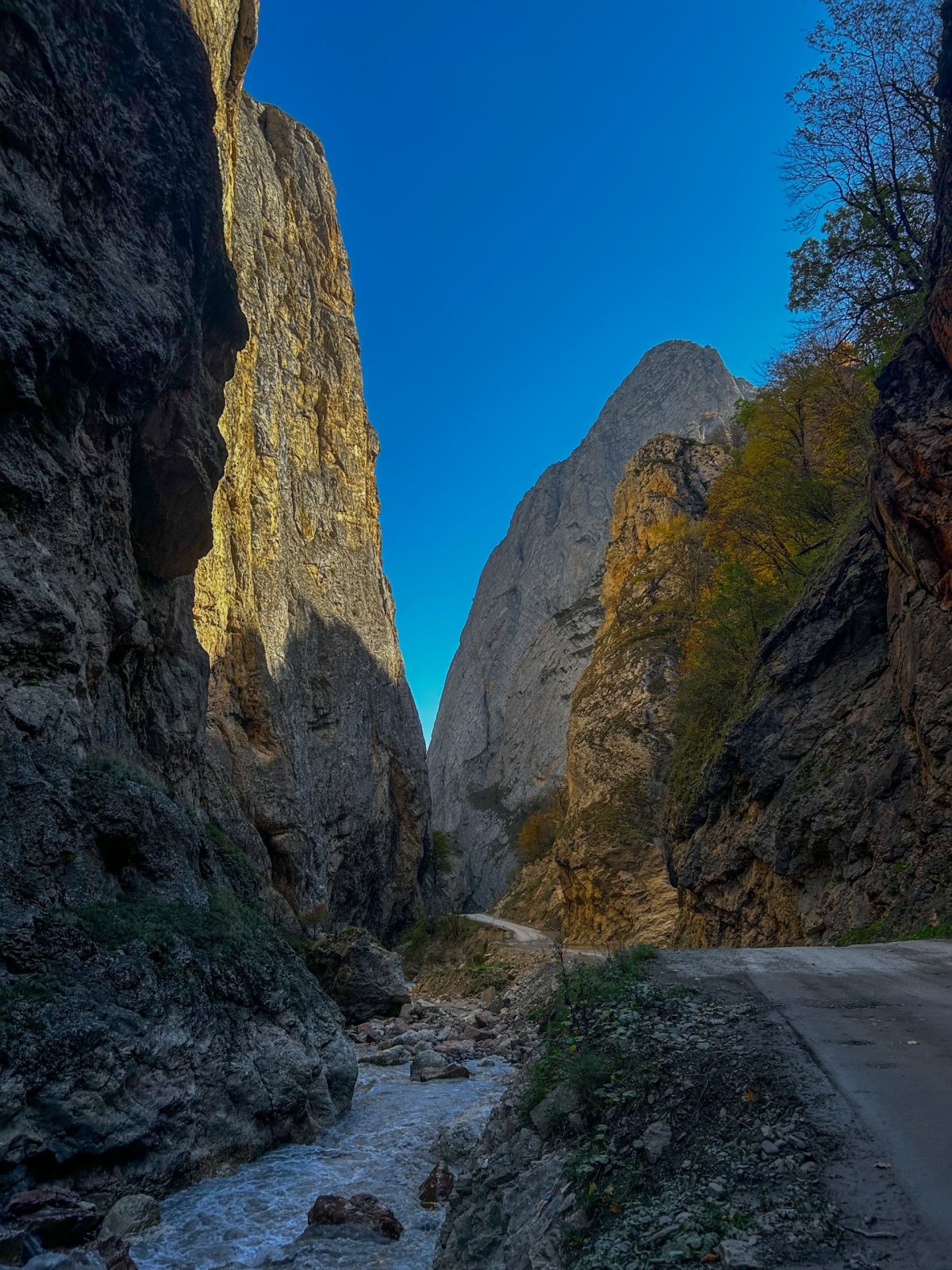 silnice do Quby vede soutěskou horské říčky 