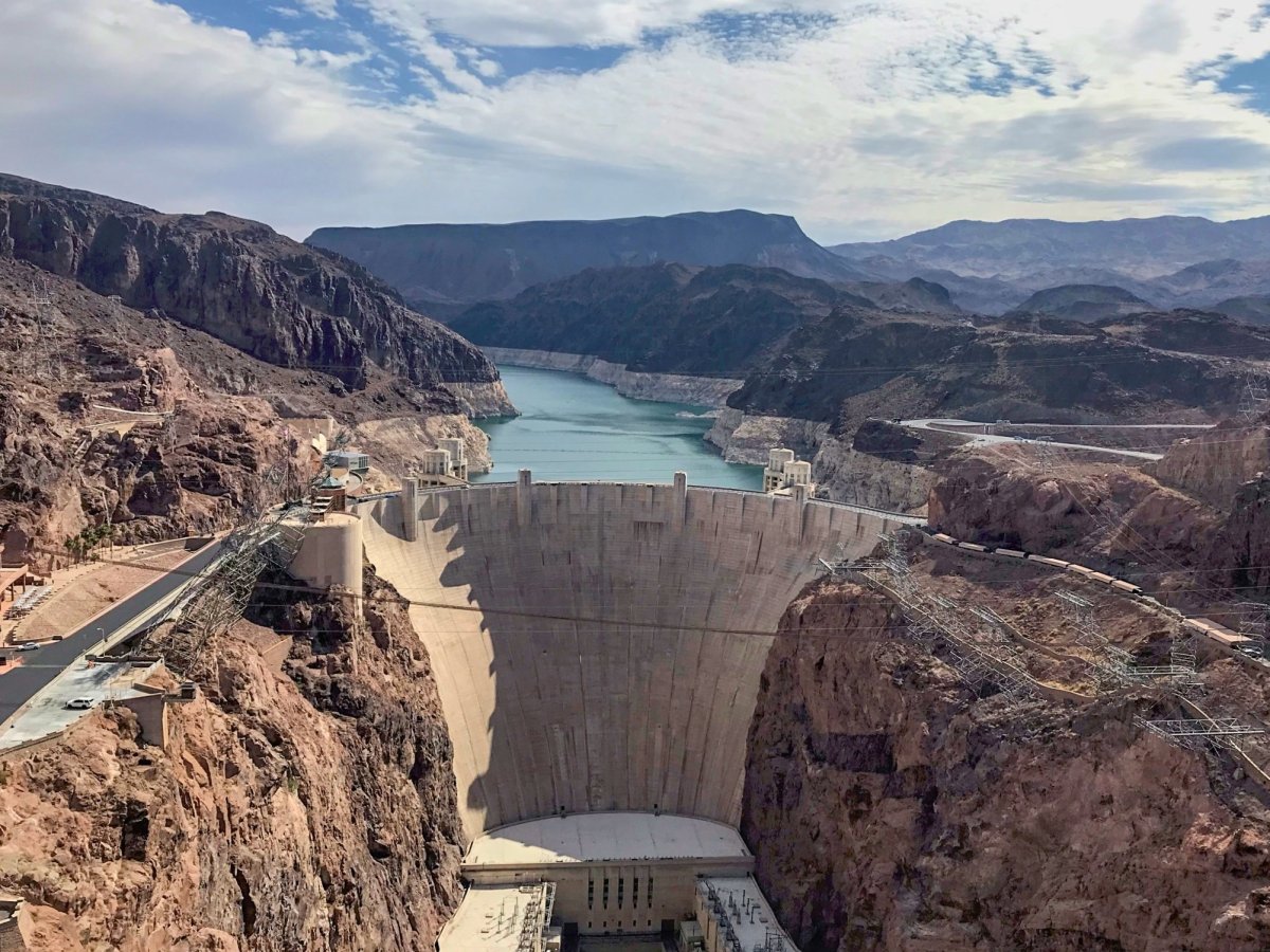 Pohled na Hoover Dam z Mike O'Callaghan–Pat Tillman Memorial Bridge