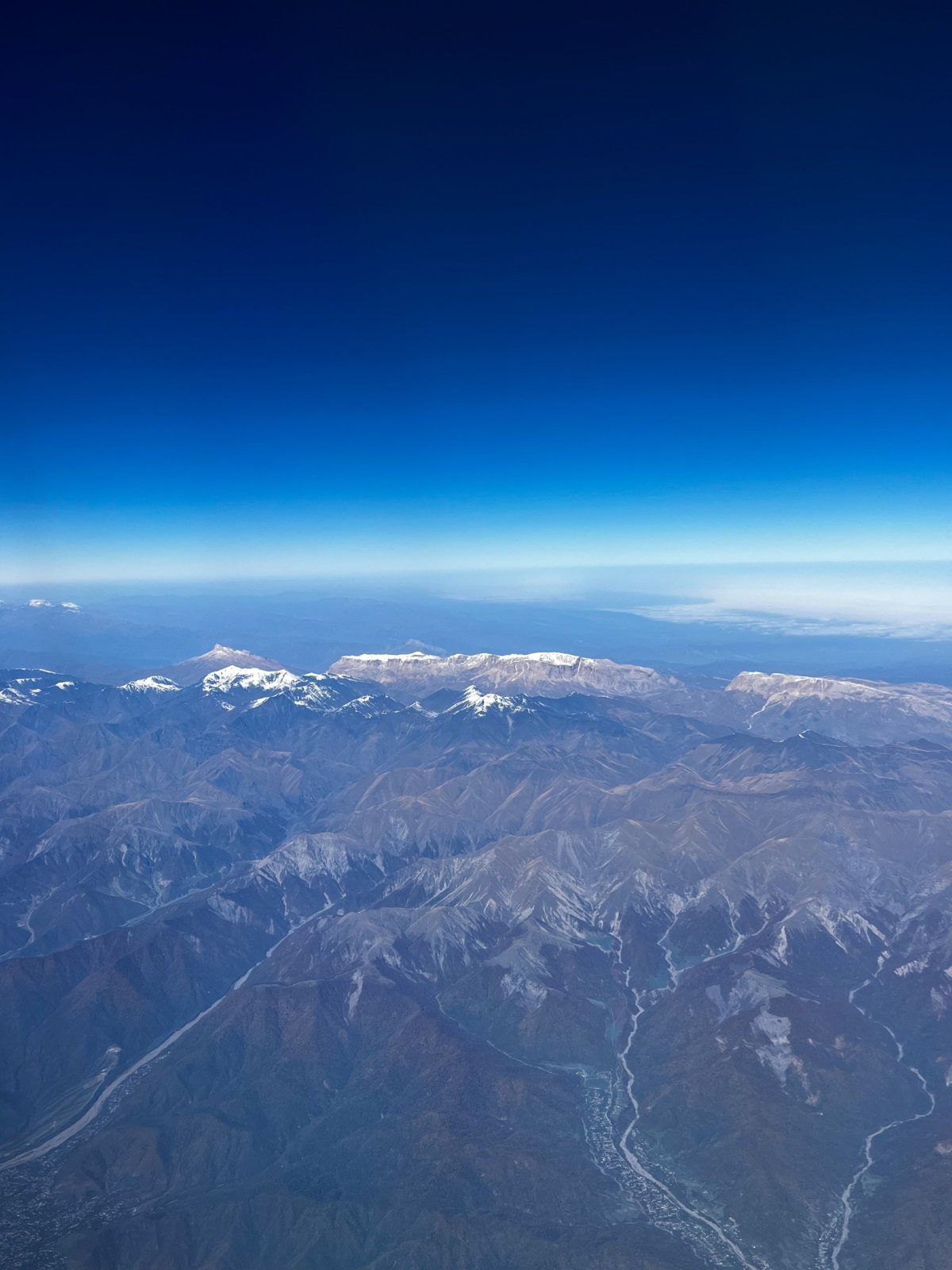 zasněžené vrcholky kolem Xinaliqu