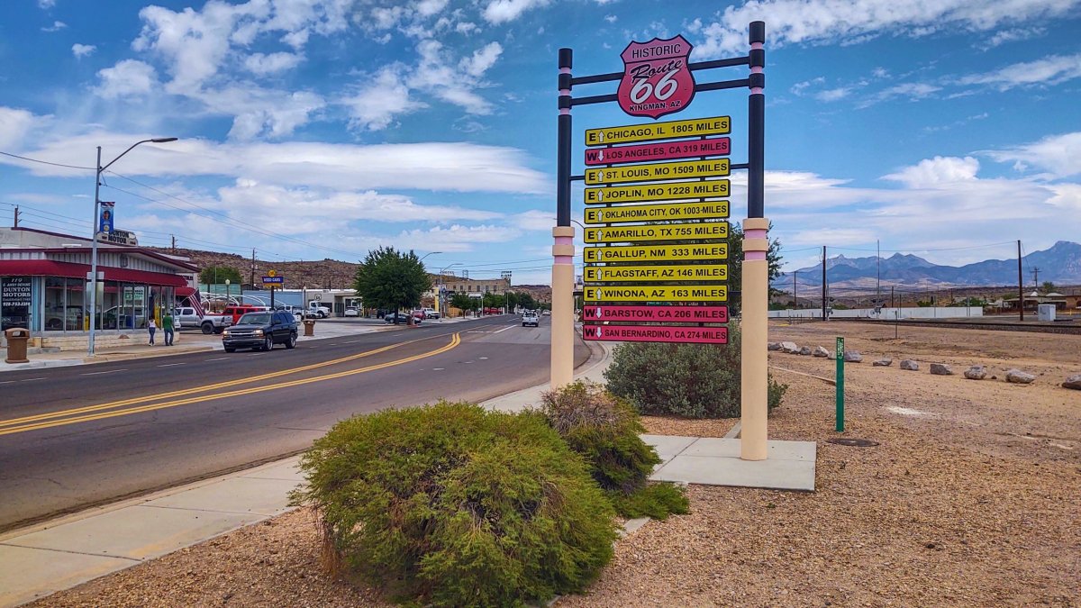 Ukazatel vzdáleností do jednotlivých míst a měst na Route 66