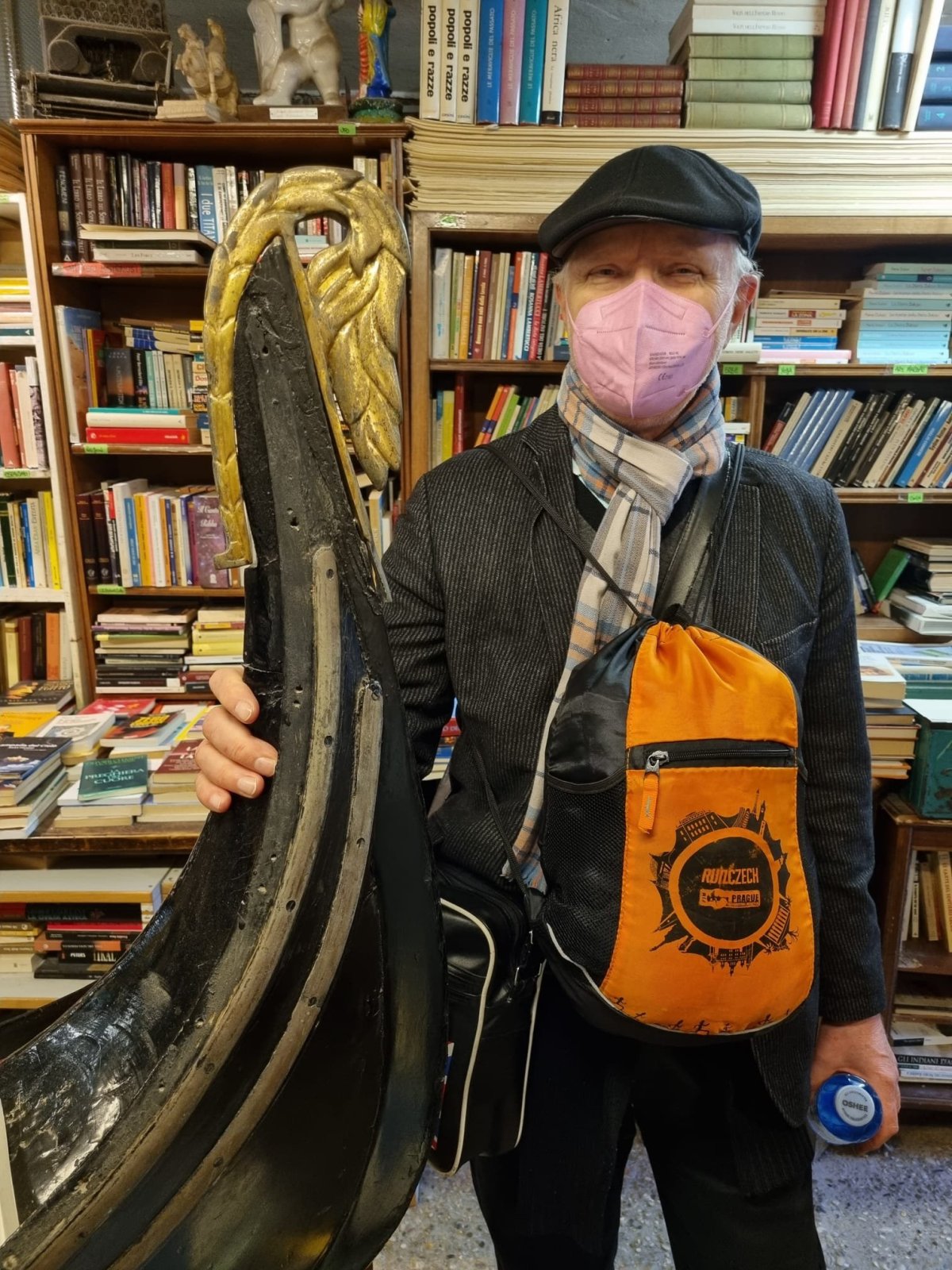 Gondola v Libreria Acqua Alta