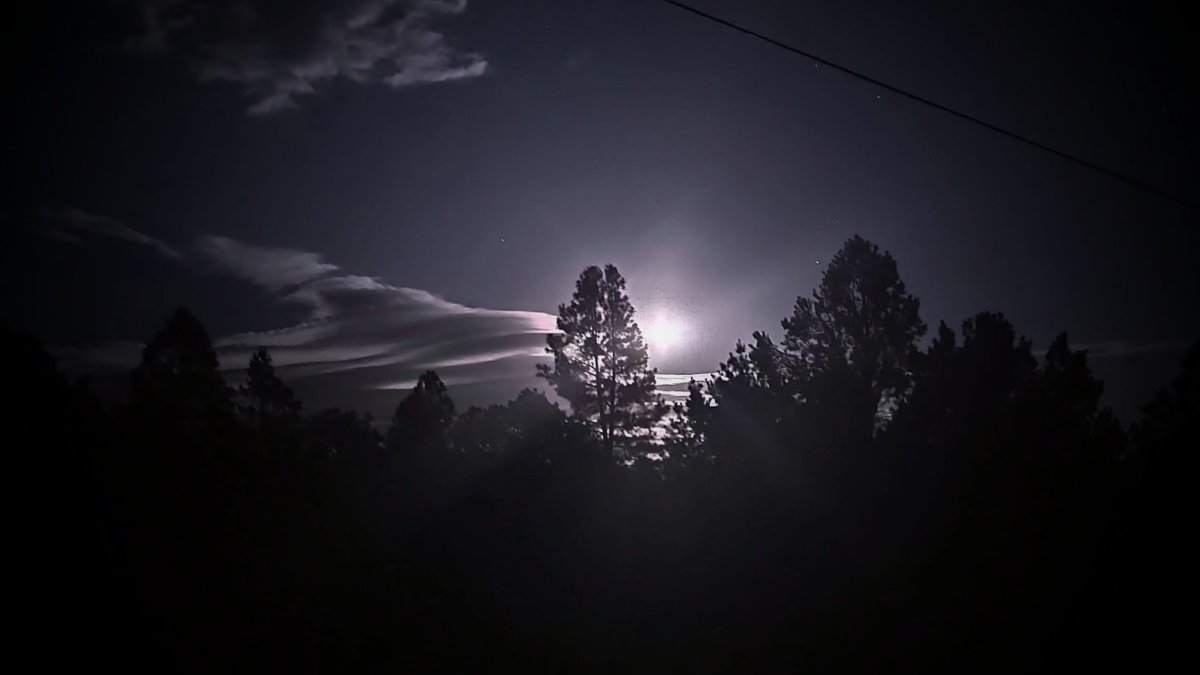 Měsíc v úplňku nad Grand Canyonem