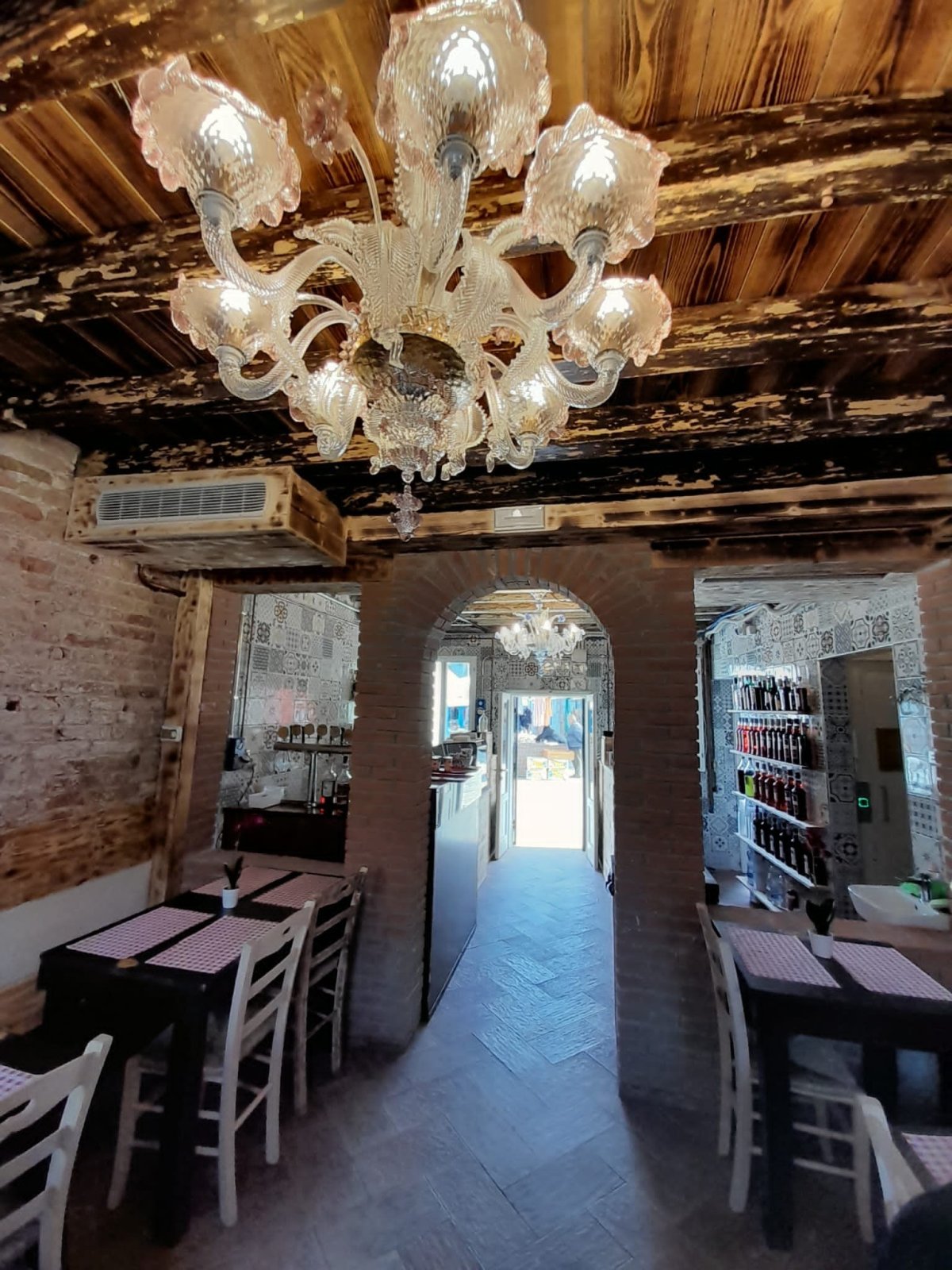 Benátský lustr je i v kavárně.