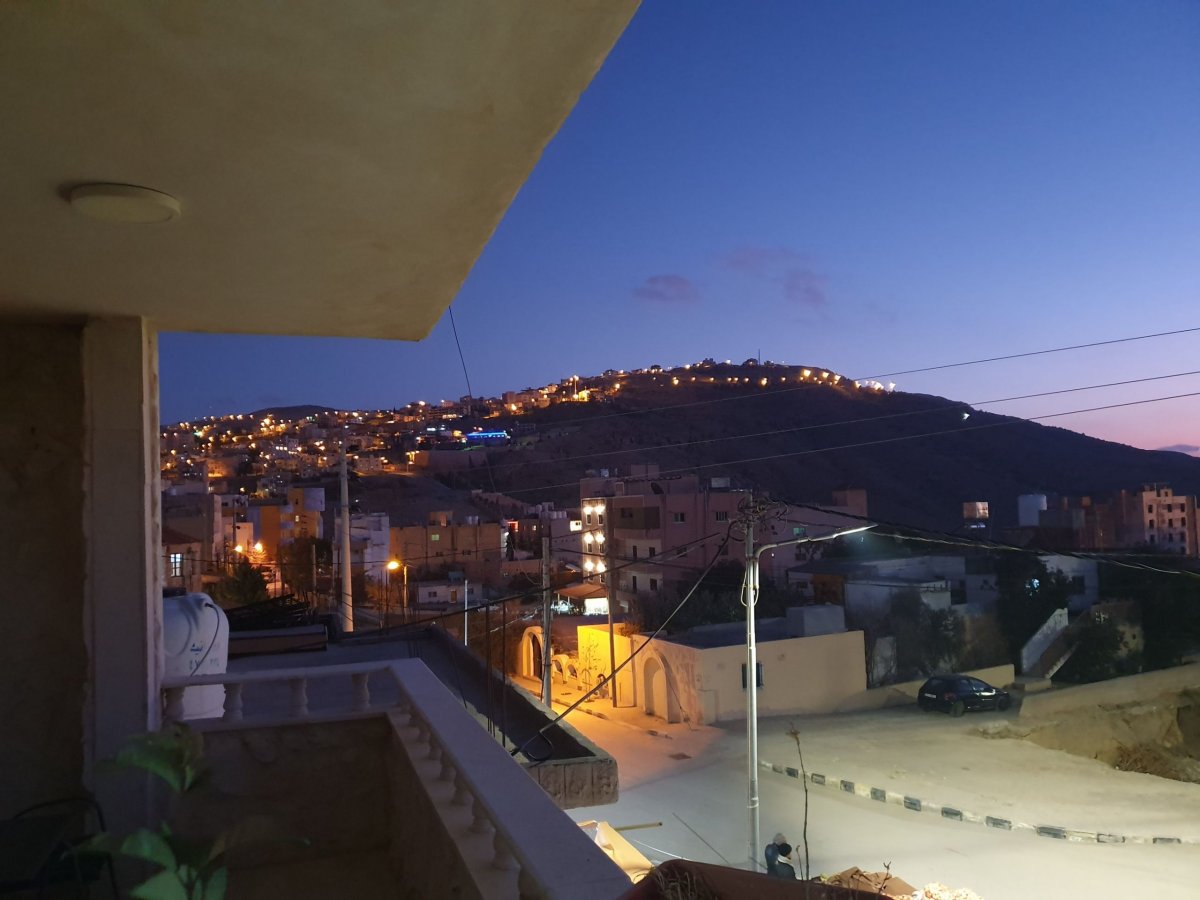 Noční Wadi musa z terasy hotelu