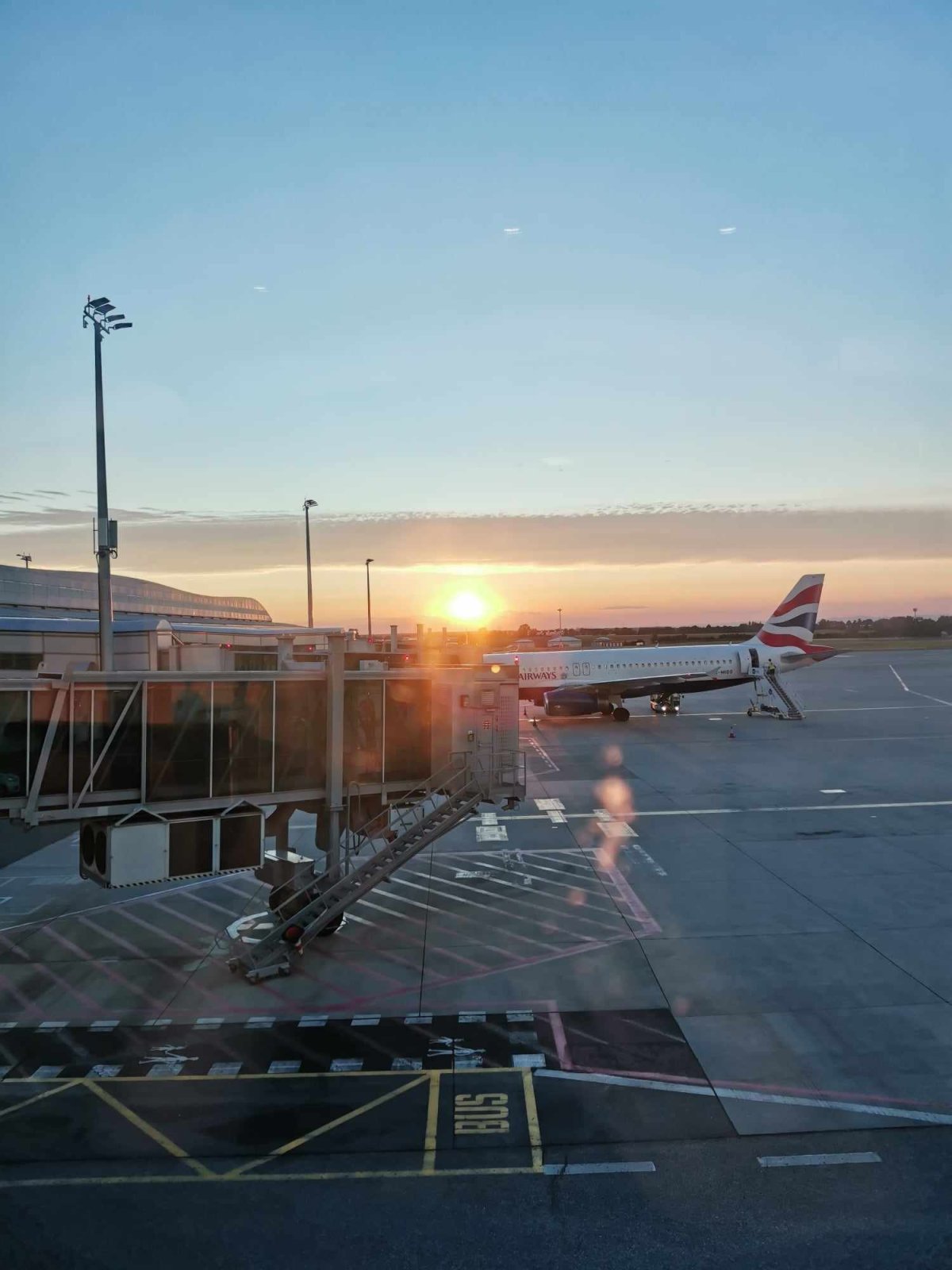 V Praze zapadá slunce a naše rumunské dobrodružství začíná...