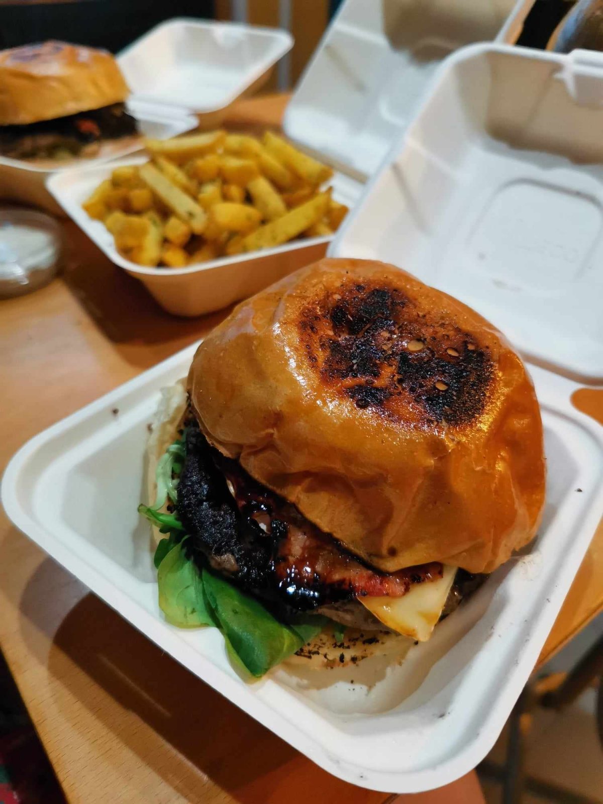 A jeden hipsterský burger.