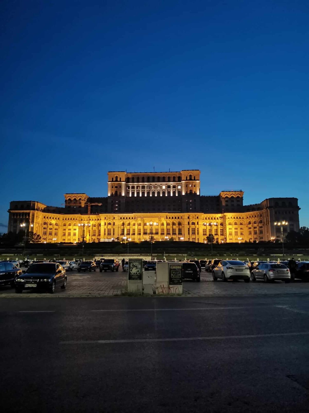 A ještě jeden pohled na budovu po setmění.