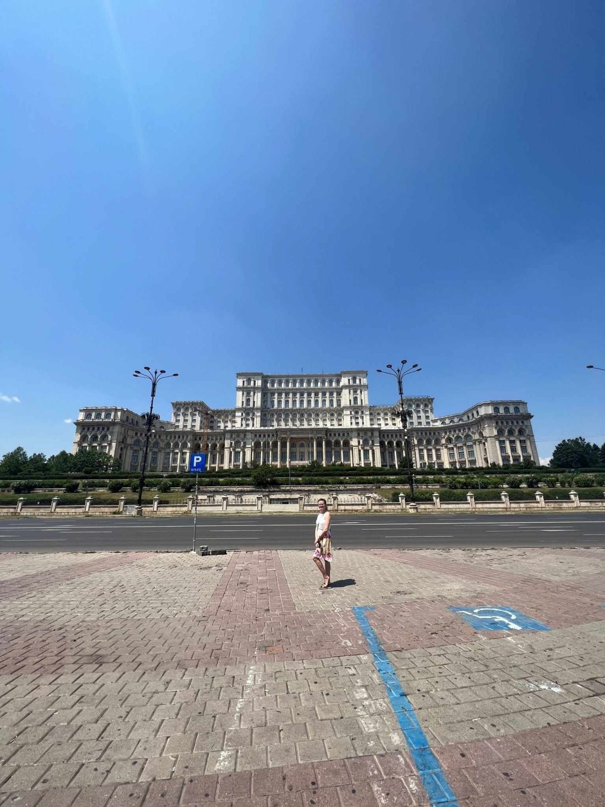 Nic ikoničtějšího, před čím v Bukurešti zapózovat, asi nenajdete.