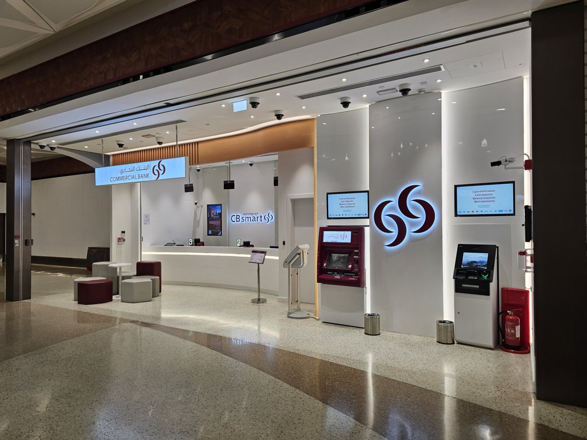 Banka se směnárnou a bankomatem u stanice metra