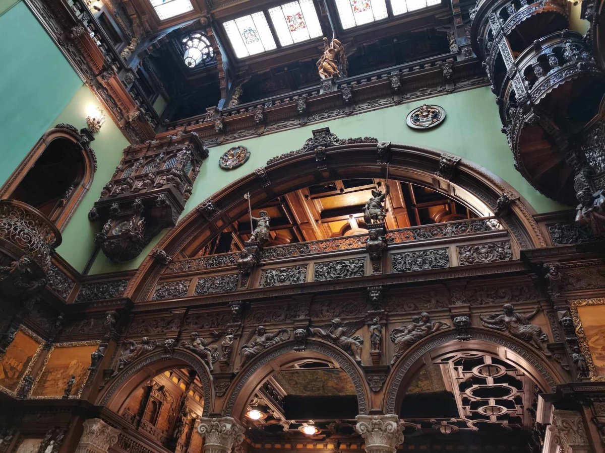 Vstupní hala pod stropem