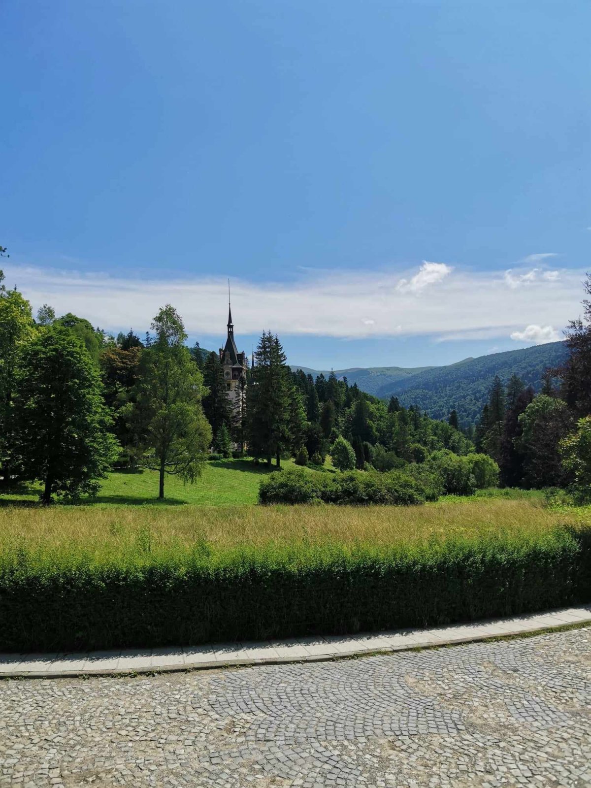 Pohled na Peleš od vstupu do areálu