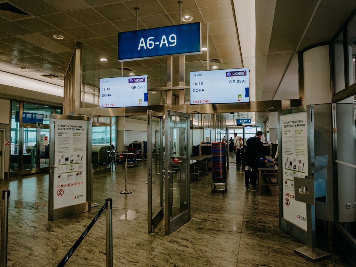 Příchod k odletové bráně A9 na „last–call”