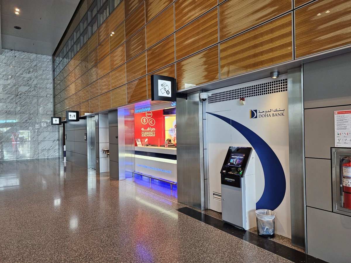 Bankomaty v příletové hale