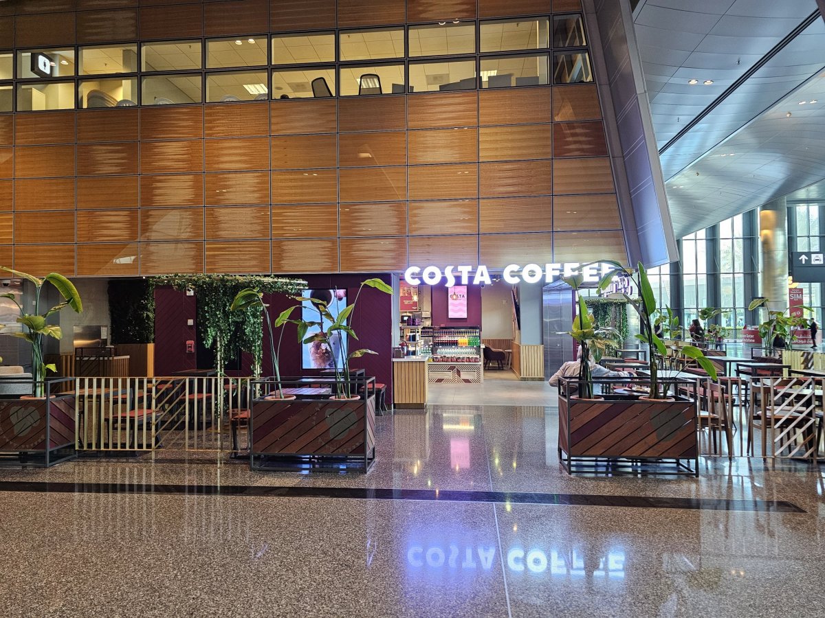 Costa Coffee, veřejná část příletové haly