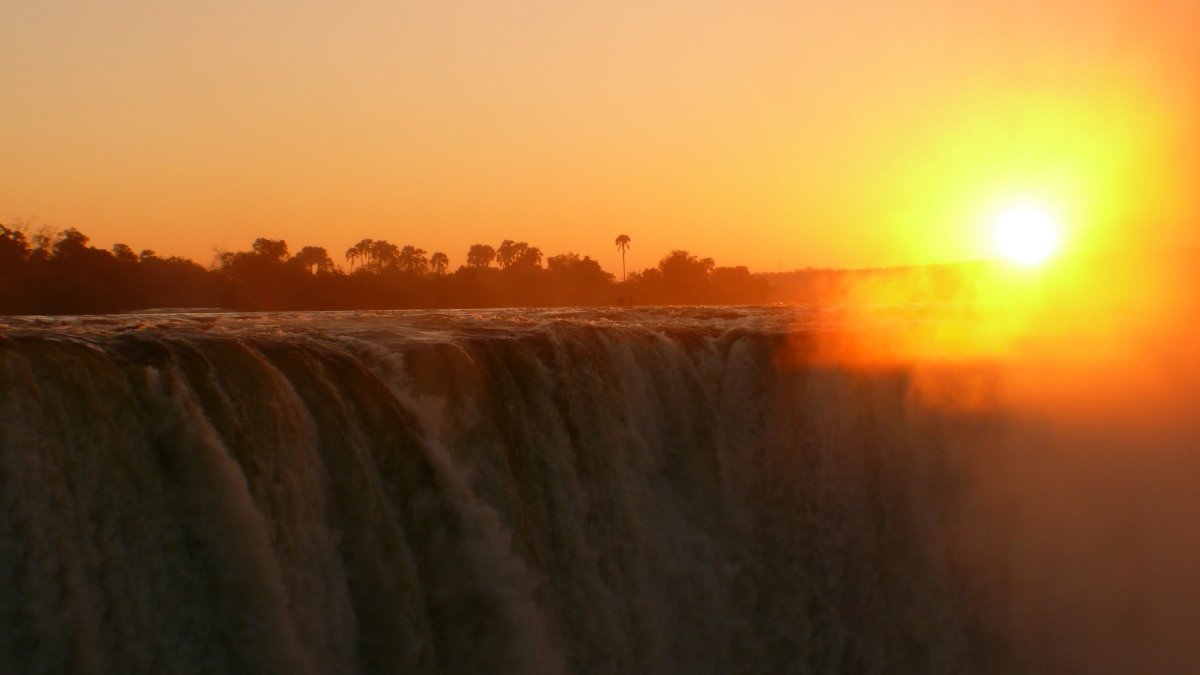 Východ slunce nad hlavním vodopádem Viktoriinek