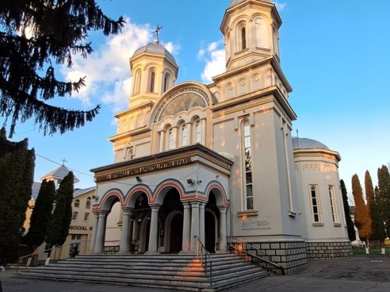 Kostel v parku v Brasově, lze vidět barvy trikolóry