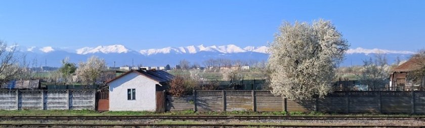 Horské pásmo Karpat- Fagaraš- se sněhem v horních partiích