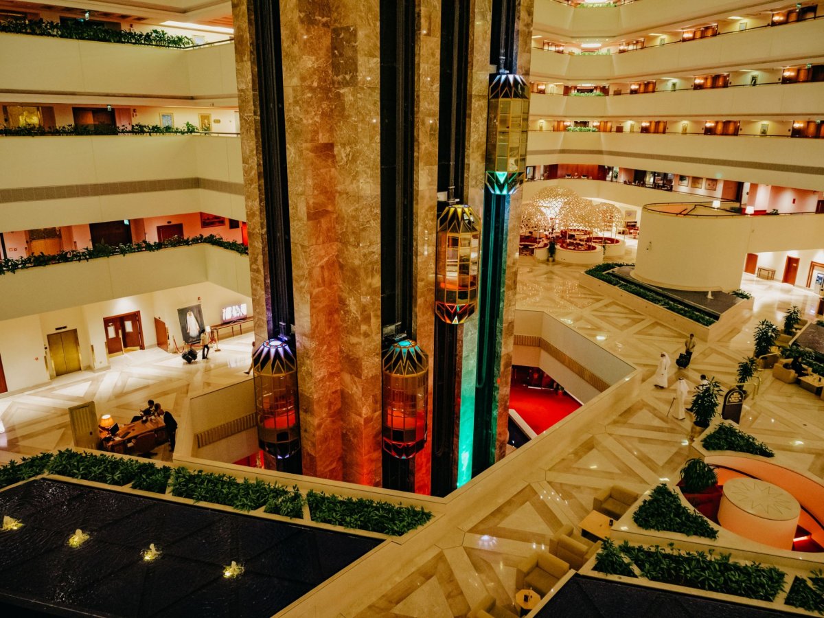 Interiér obrovského lobby hotelu Sheraton