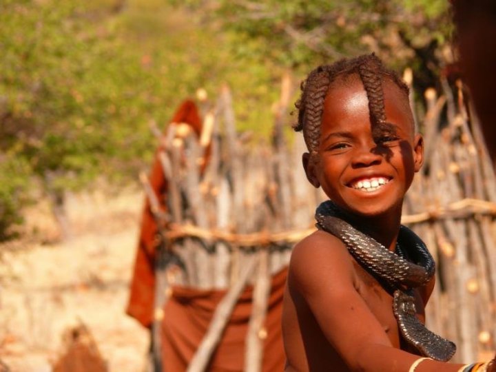 Dívka Himbka má copánky dva a dopředu - je svobodná