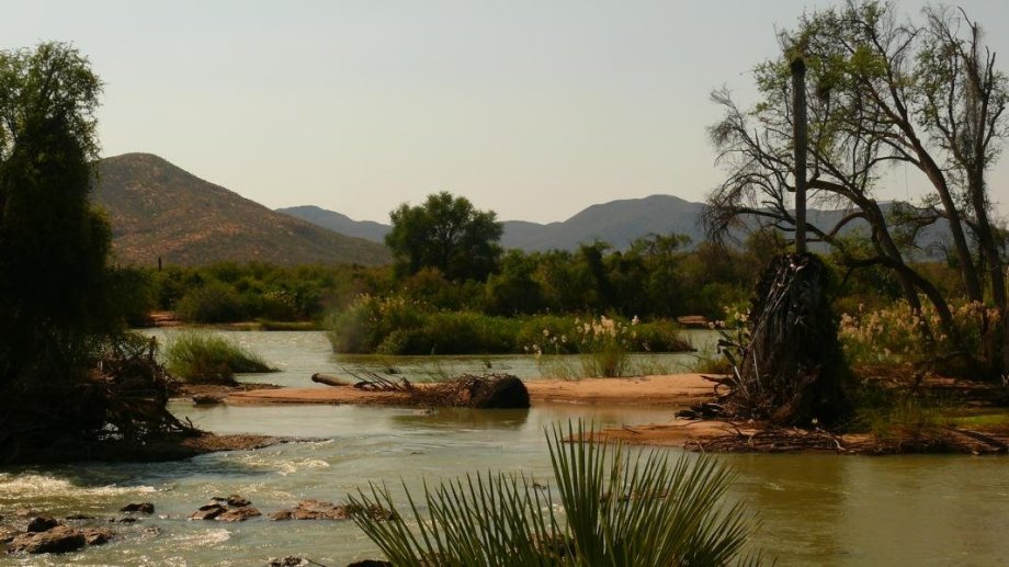 Přírodní hranice Namibia a Angola - řeka Kunene