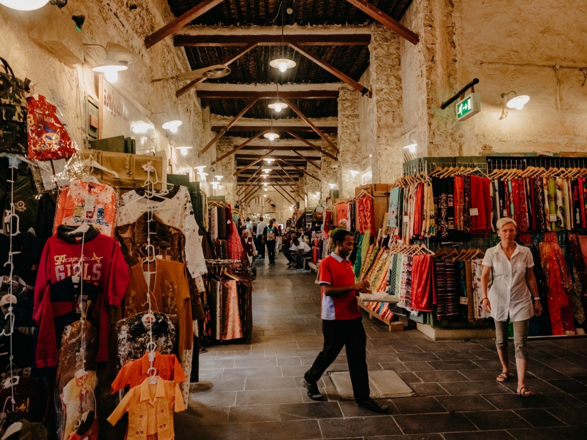 Ulička s oblečením