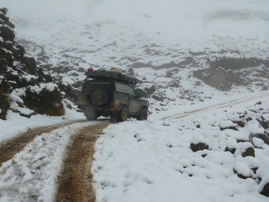 Slavný výjezd do Lesotha - Sani pass - někdy bývá opravdu nezdolatelný. Především když napadne sníh, cesta je velmi nebezpečná. 