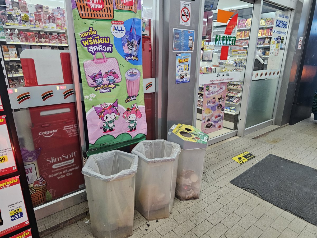 Odpadkové koše nejsou v Thajsku standardem, vždy je ale najdete u 7-Eleven