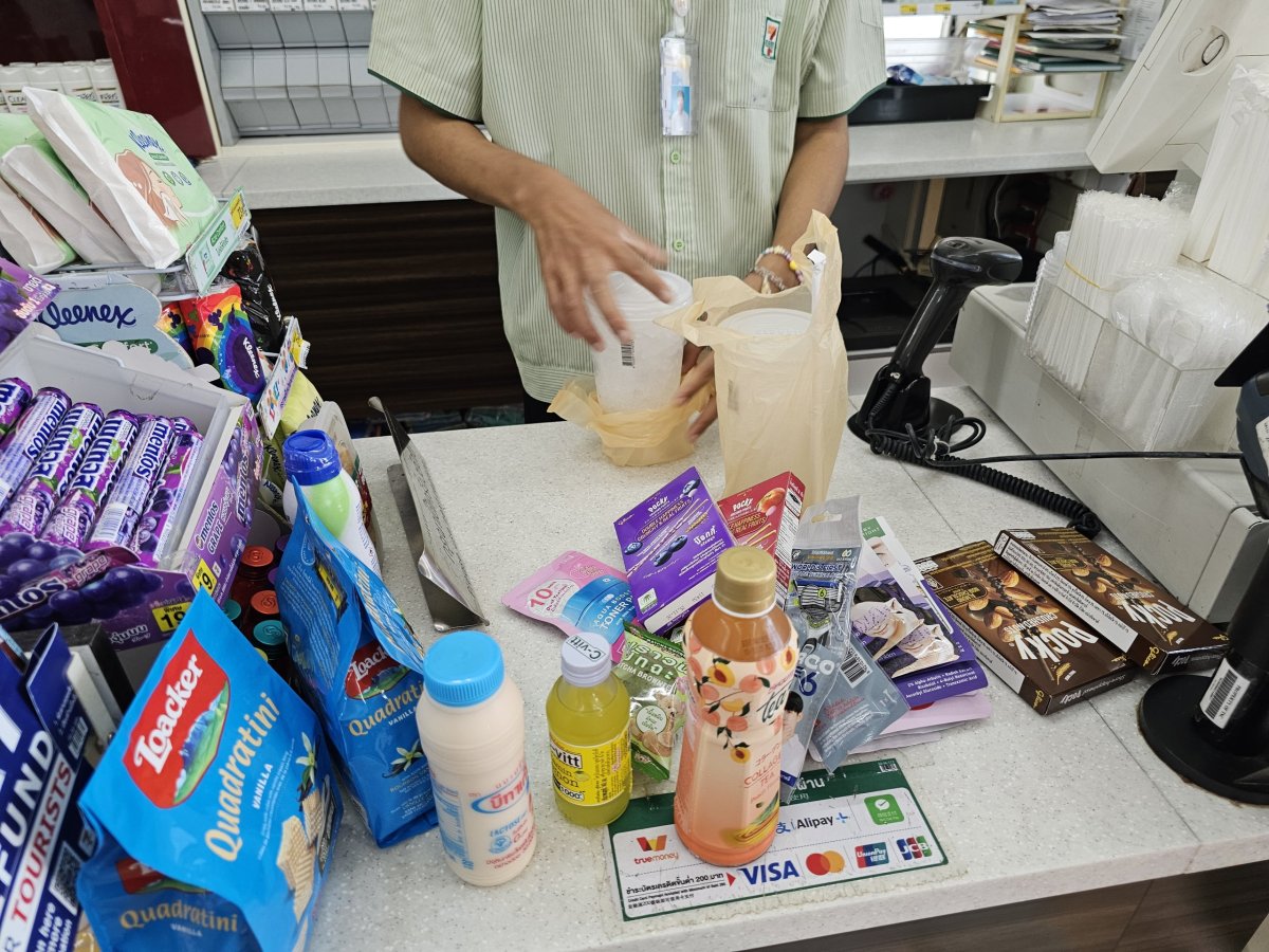 Kelímky s ledem obsluha vždy dá ještě do sáčku