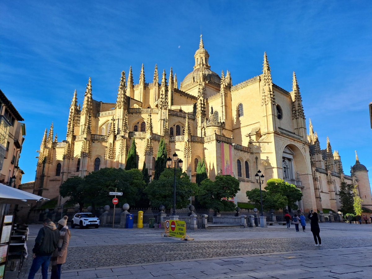 Katedrála z náměstí