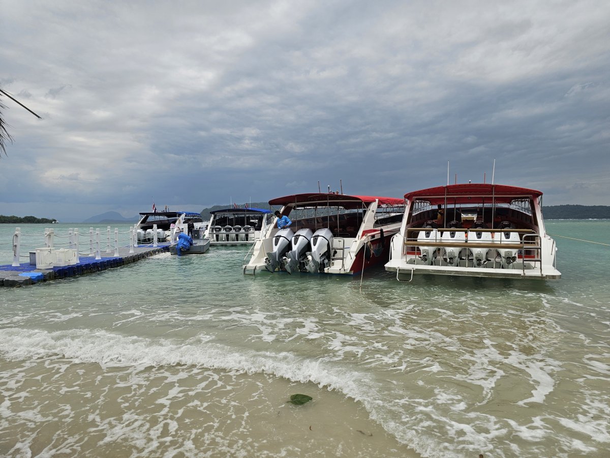 Turistické lodě na Pig Island