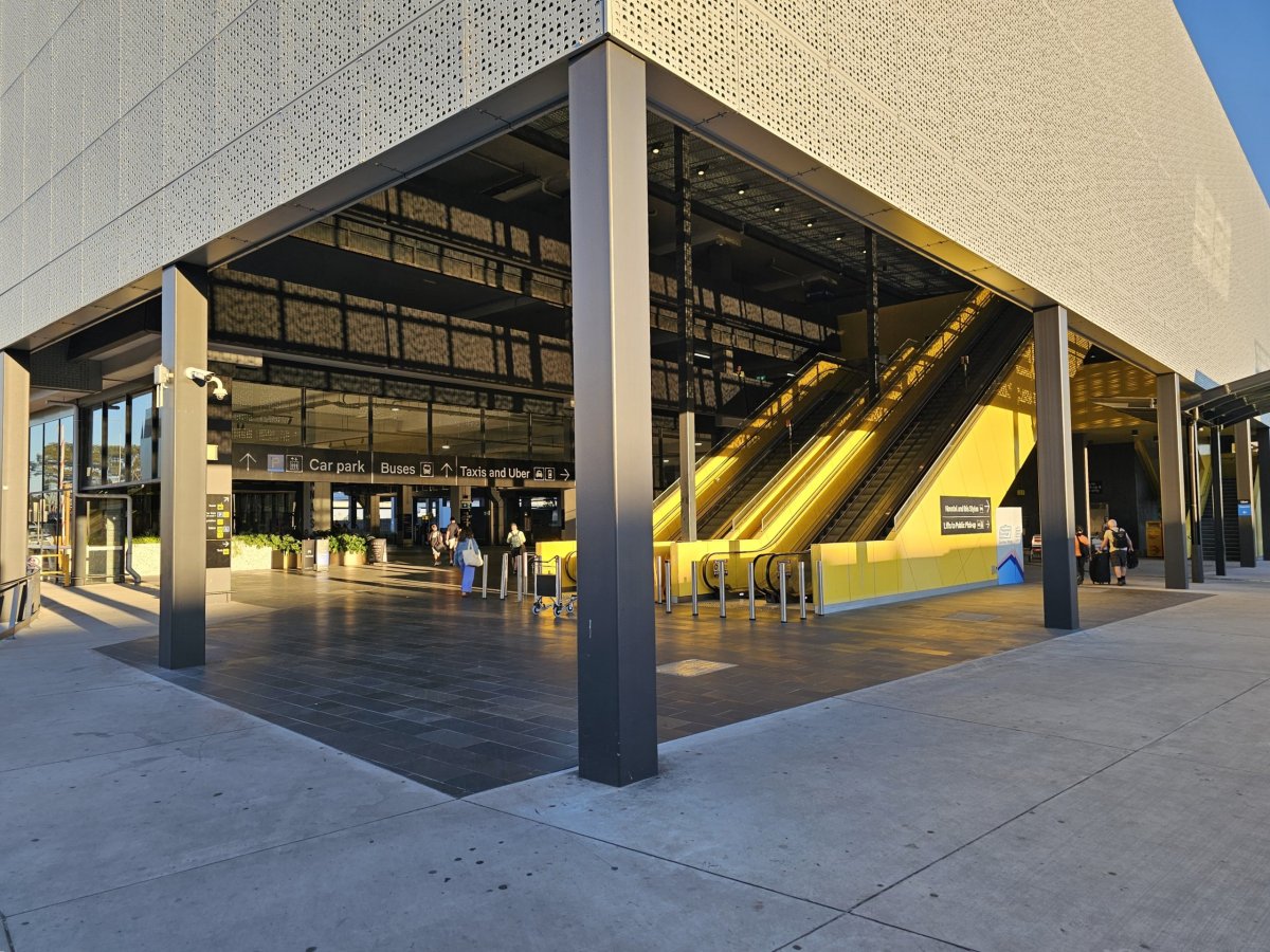 Budova s městskými autobusy a skříňkami na zavazadla