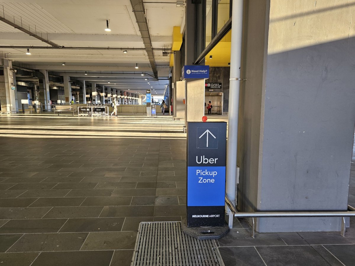 Stanoviště Uber u terminálu 4