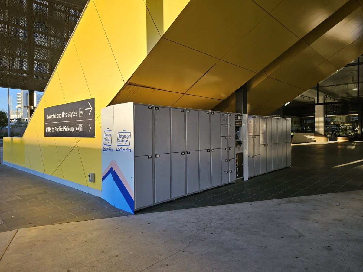 Skříňky na zavazadla v budově parkoviště u terminálu 4