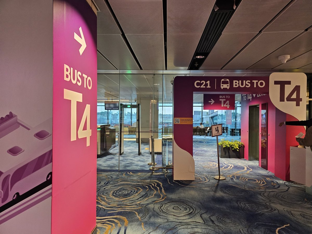 Tranzitní bus z terminálu 1 na terminál 4 (u gatu C21)