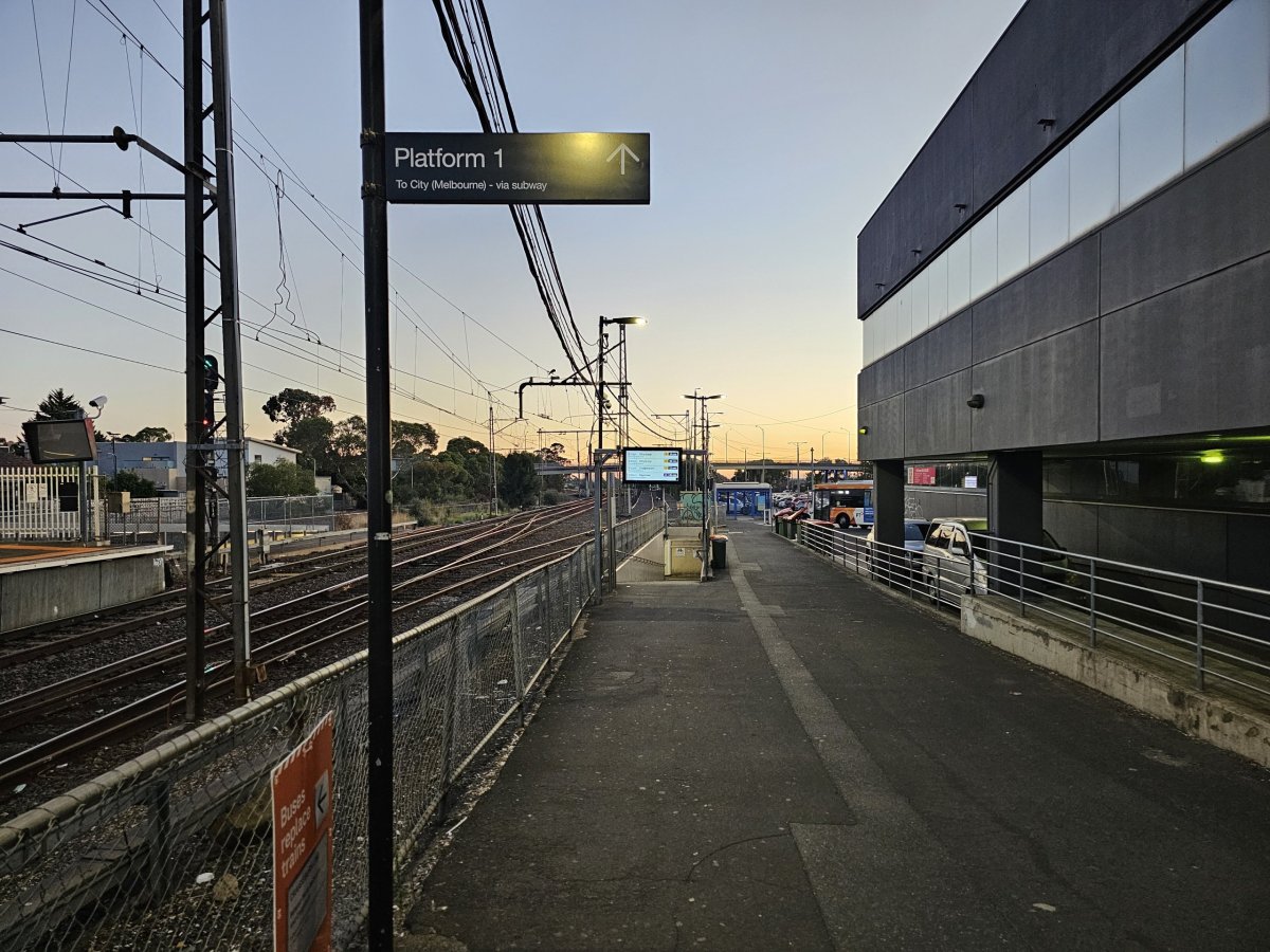 Směr k nástupišti do centra Melbourne