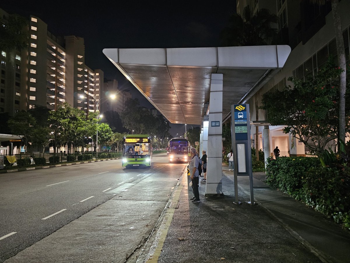 Zastávka autobusu 102 směr Seletar u stanice metra Sengkang