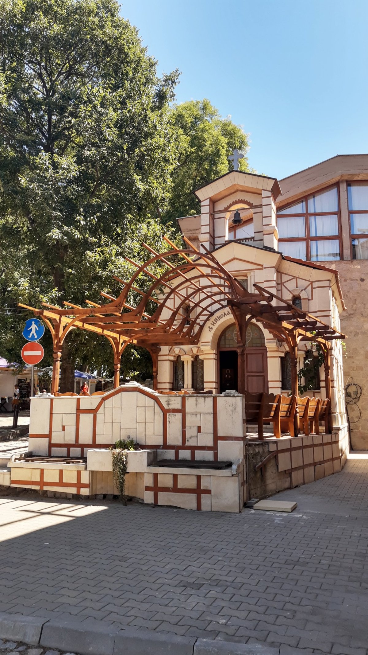 Kostelík kousek od přístavu