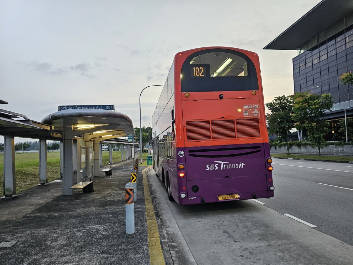 Zastávka autobusu před letištěm