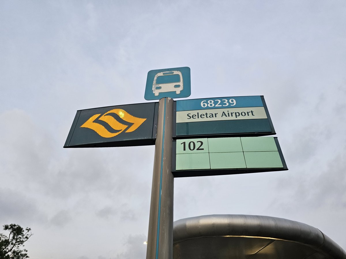 Zastávka autobusu před letištěm