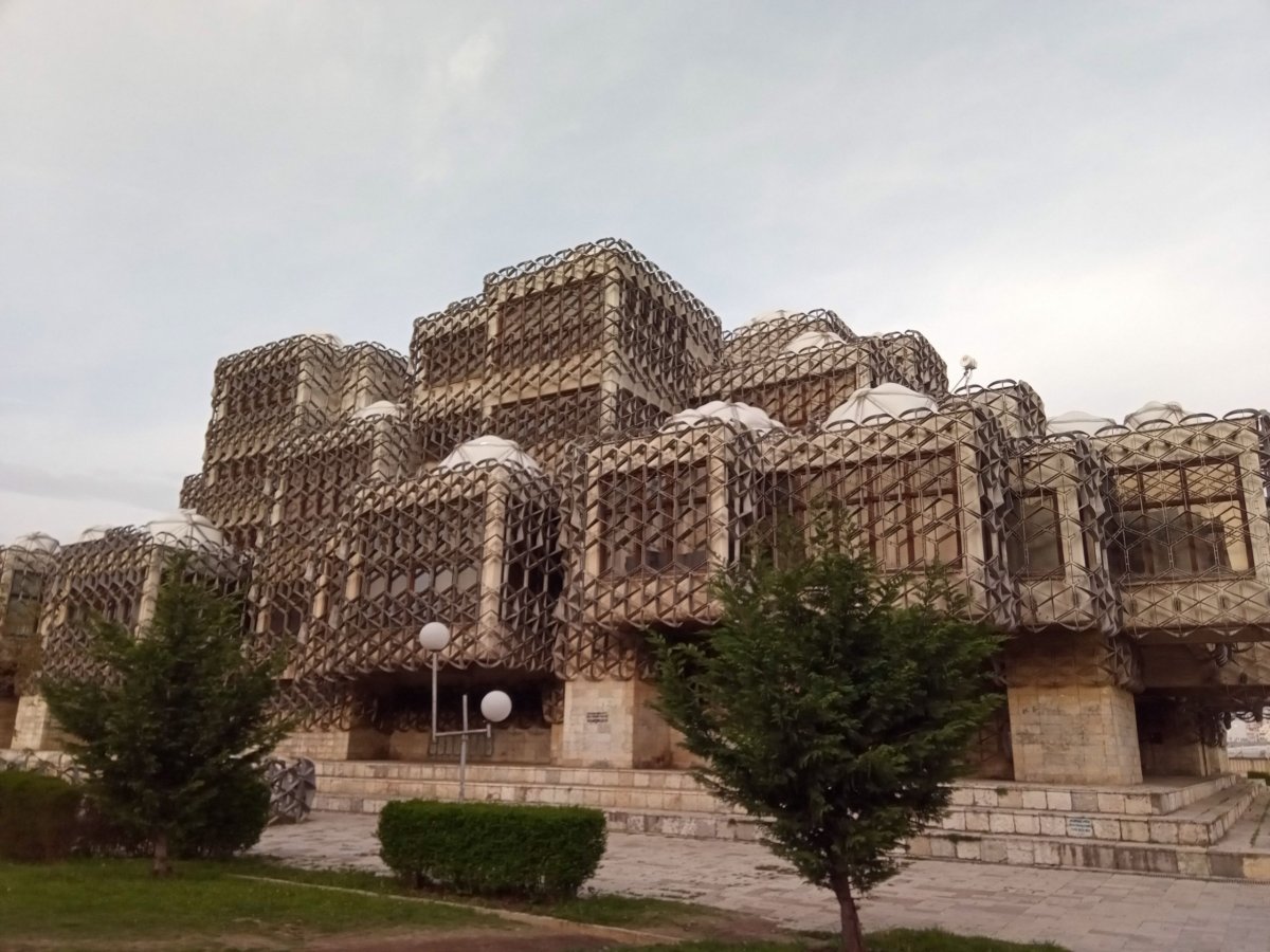 Národní kosovská knihovna osvícená ranním sluncem. :)