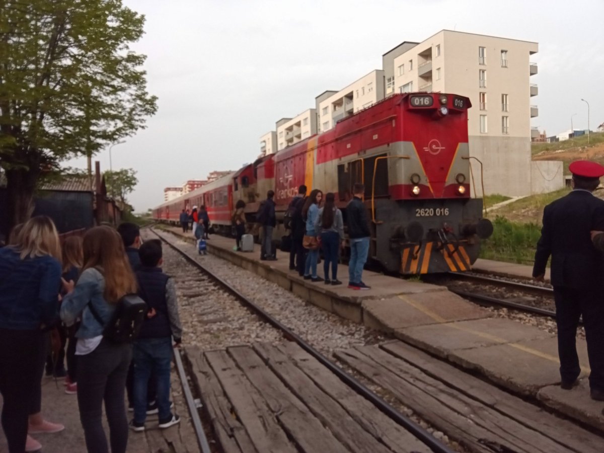Přijíždějící vlak do Peće.