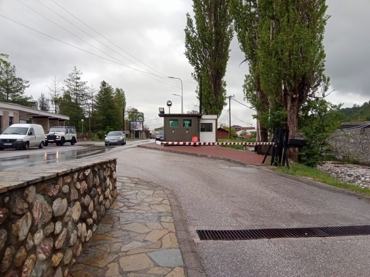 "Hey, pasaporte! Pasaporte!", vyběhl za mnou policista z budky.