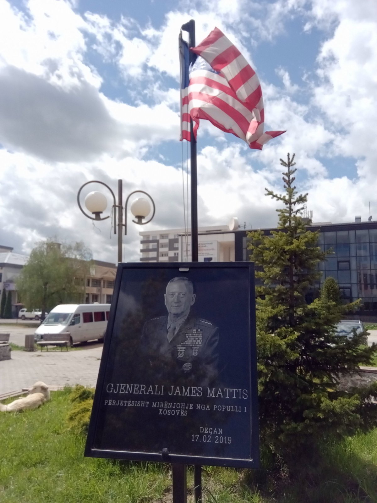 Památník amerického generála Jamese Mattise.